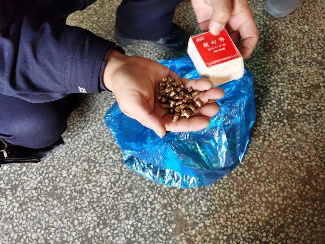 射钉弹属于非军用子弹,内含火药,因杀伤力大而被限制使用,而存储不当