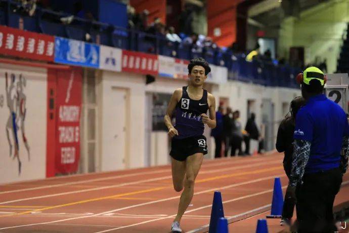 2月29日,清华大学二外校友游俊杰以2分25秒79的成绩,打破了尘封27年之