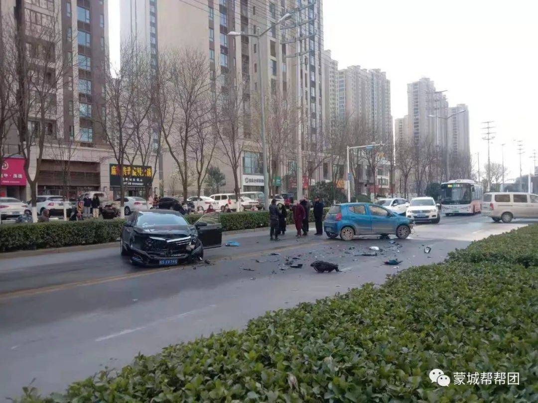 30左右,在蒙城盛世漆园南门附近发生一起车祸