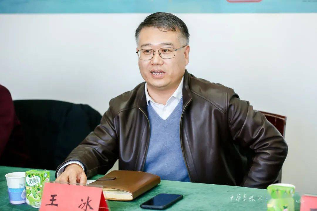 石厉(二首)元旦初瞻元日朝霞碎,喜鹊披红聒北门.