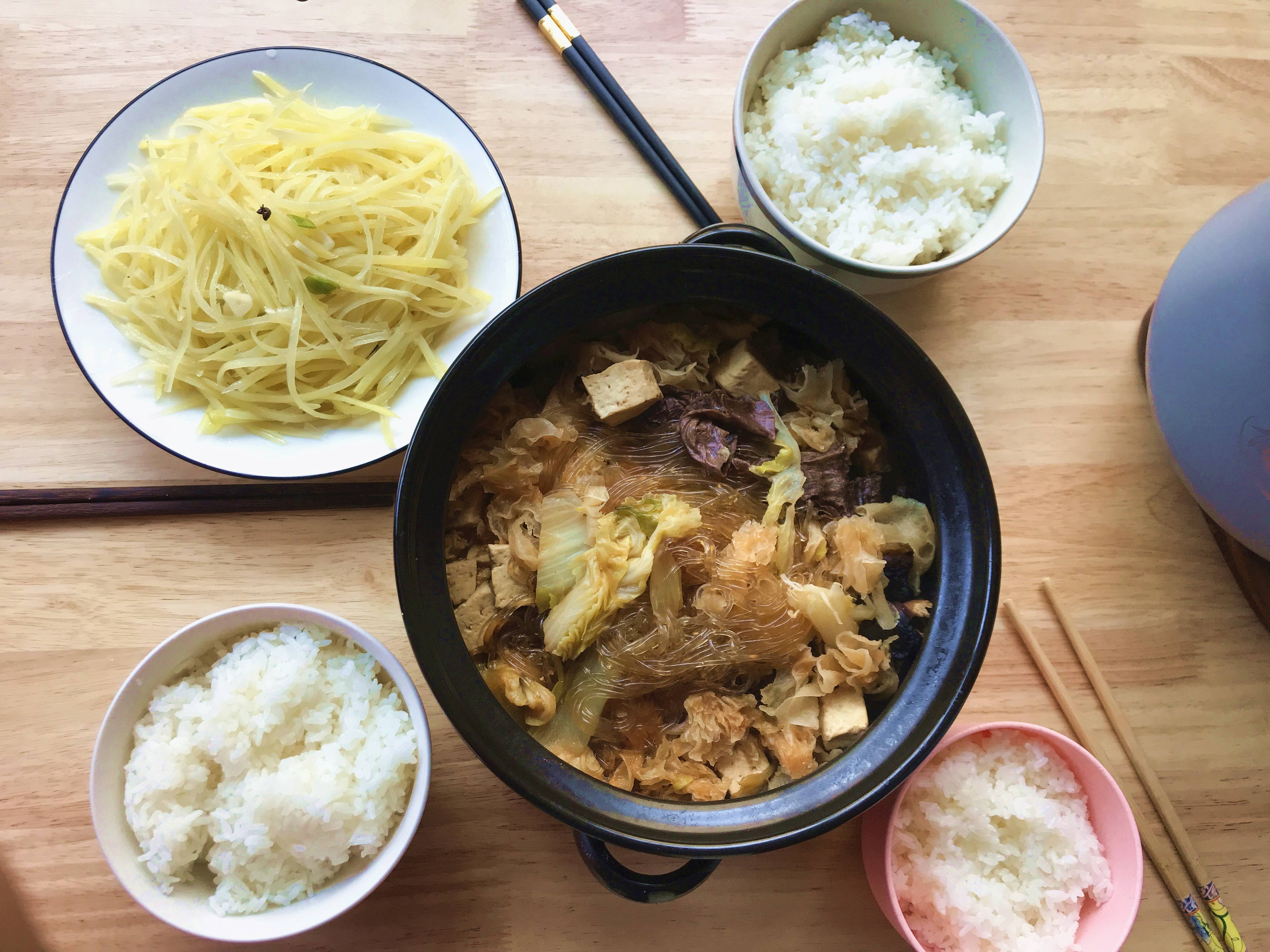 身在石家庄居家抗疫家中存粮不多一家三口的午餐2菜1饭