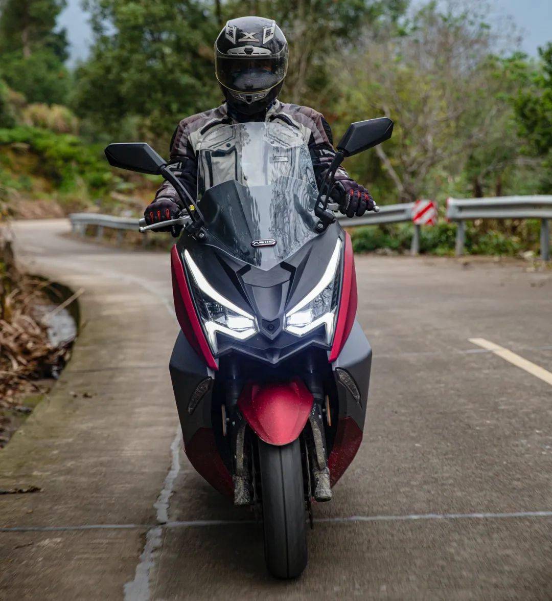 力刻318试驾报告一台精细打磨的大踏板去掉外衣看内在