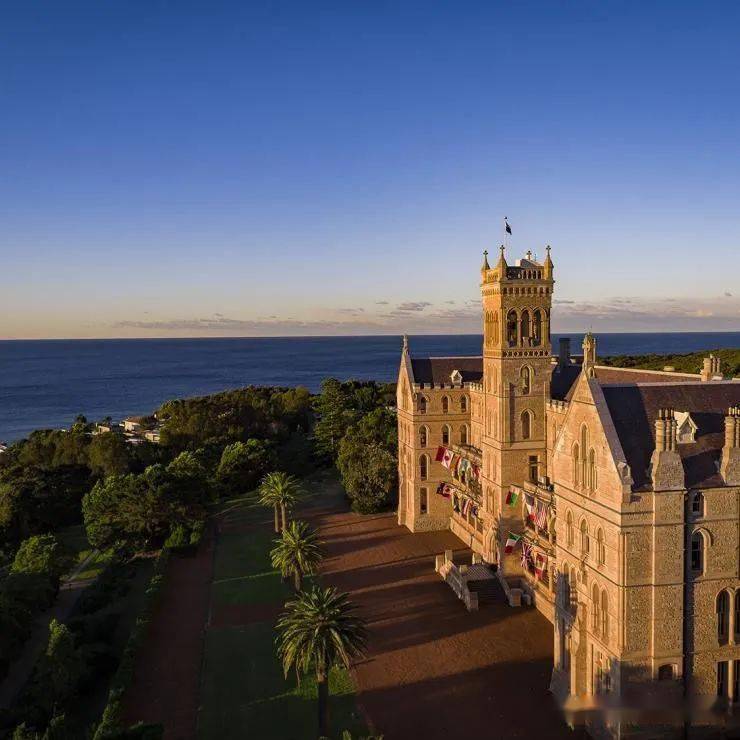 爱默生学院的快拍男孩