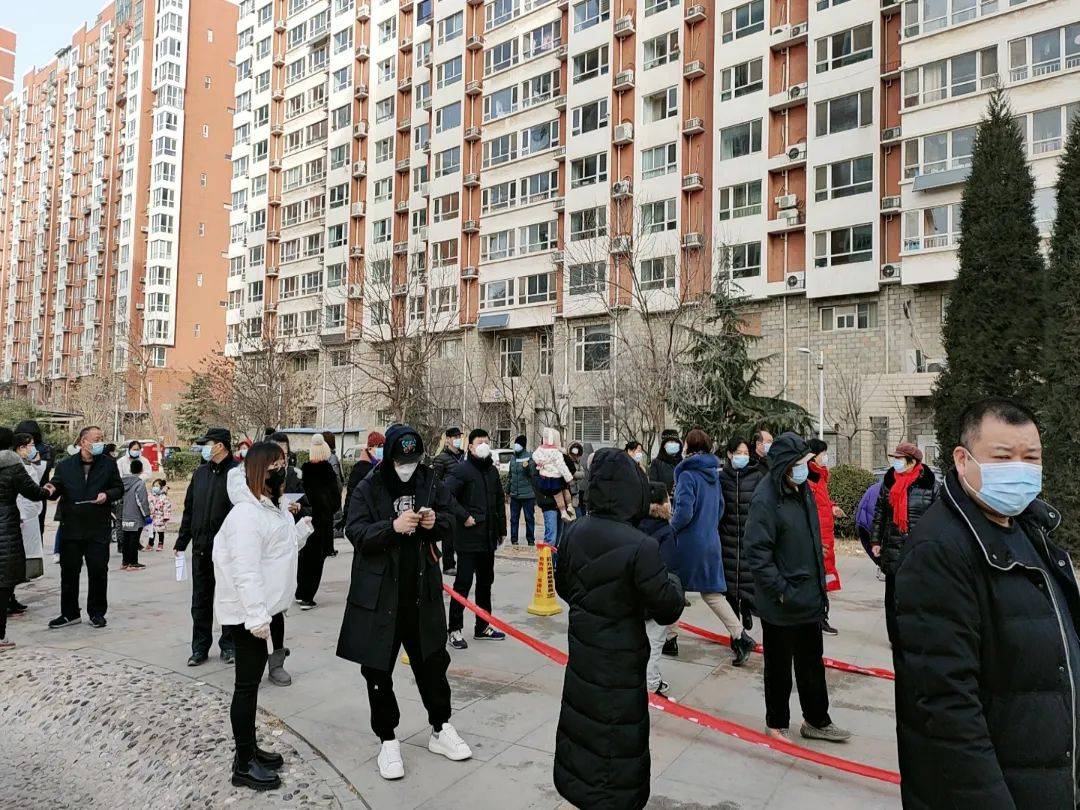 今天是保定市蓮池區韓莊鄉鑫和花園小區居民全員免費做新冠病毒核酸