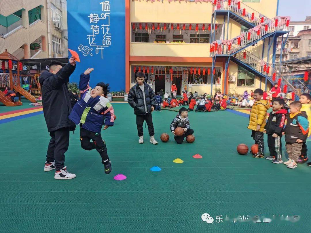 沙湾星途大鲨鱼篮球馆的教练们,根据幼儿的体能水平和兴趣,设计一系列