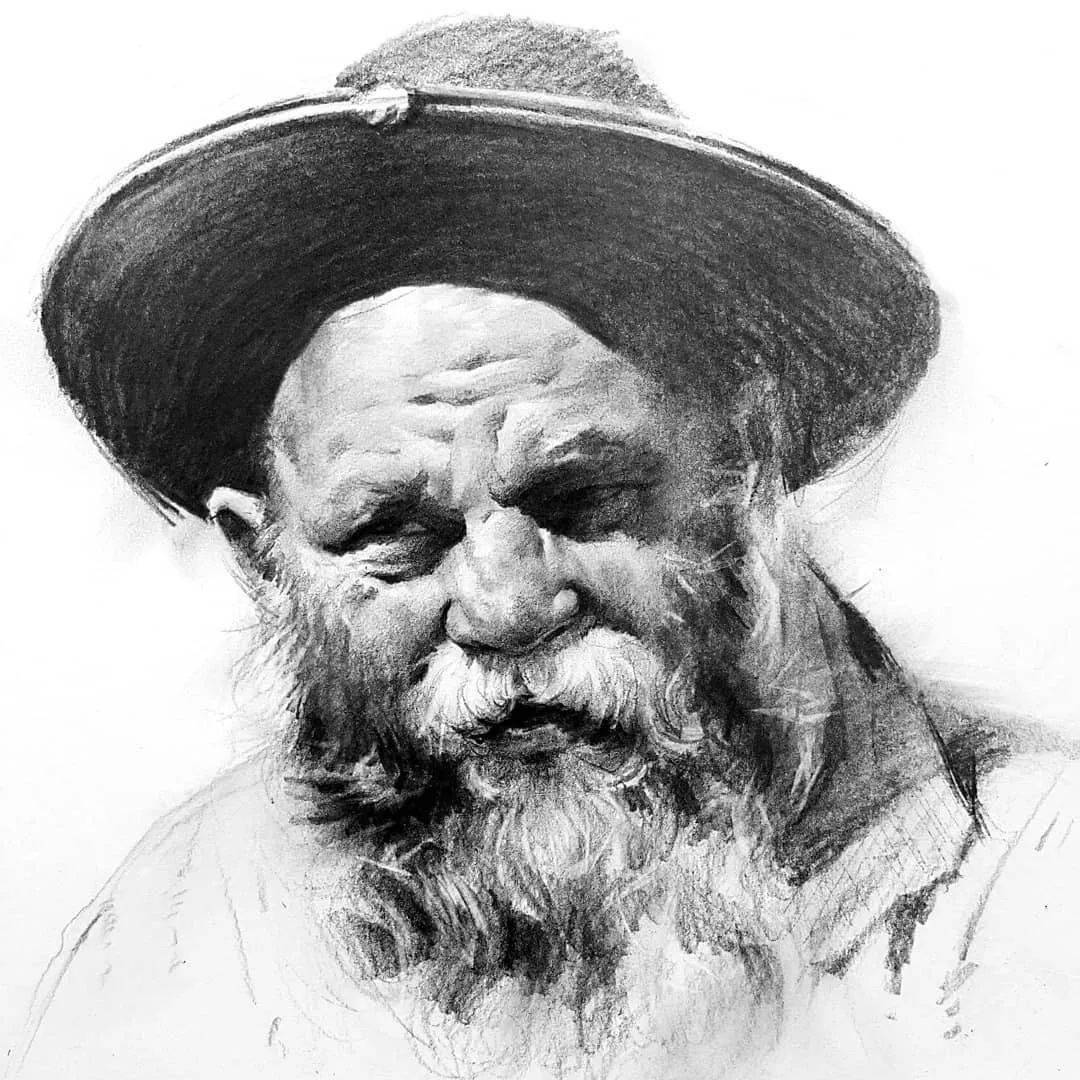 他用木炭条把肖像画活了,生动传神,惟妙惟肖!