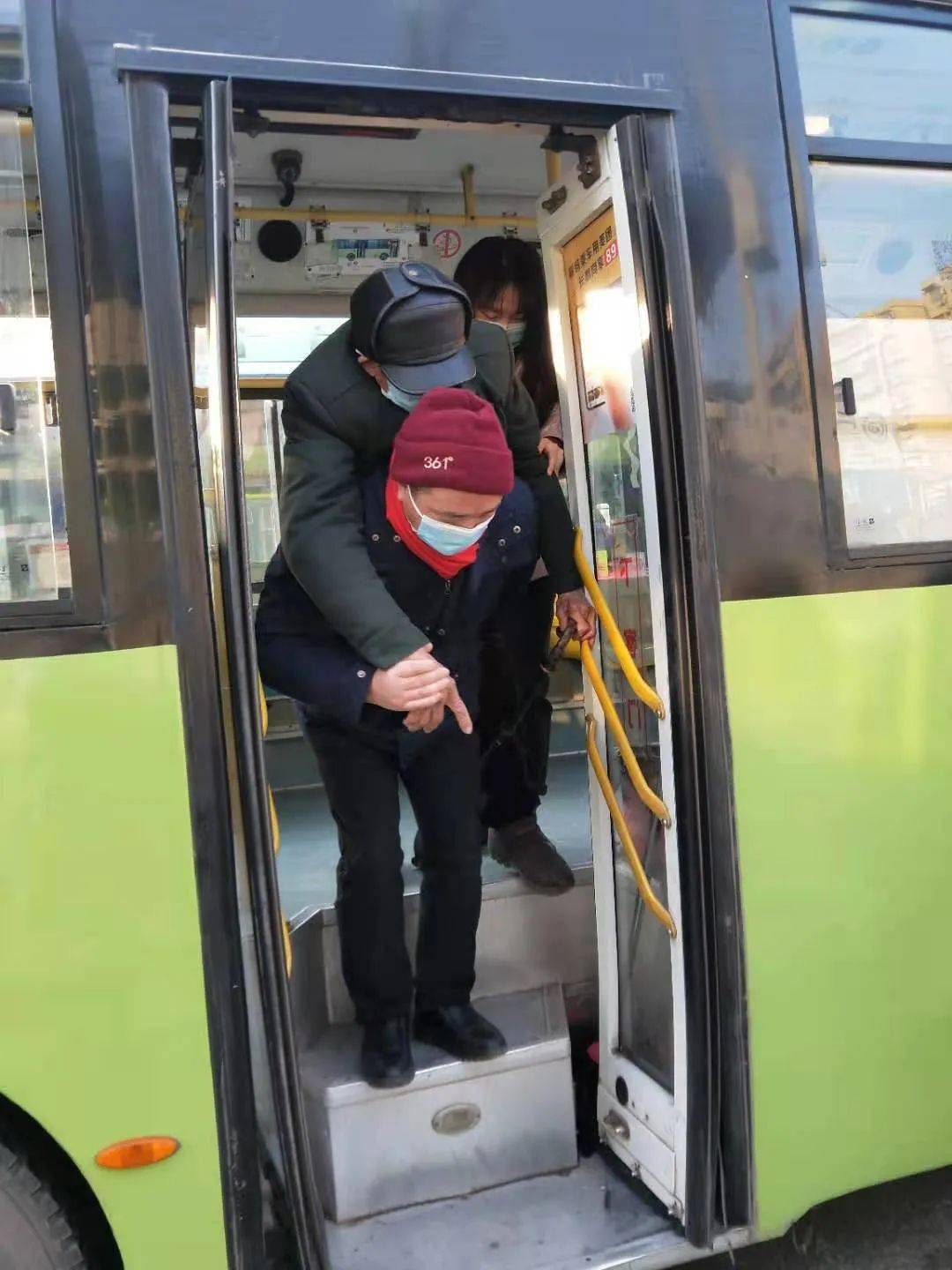 公交驾驶员背乘客下车 暖心举动获乘客点赞