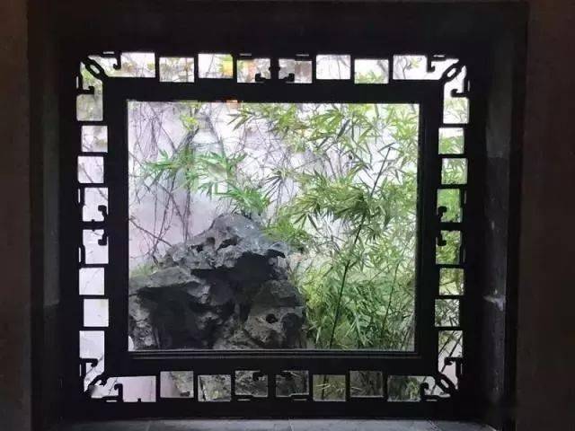 花窗,俗称花墙头,漏花窗,漏窗,是苏州园林的点睛之笔.