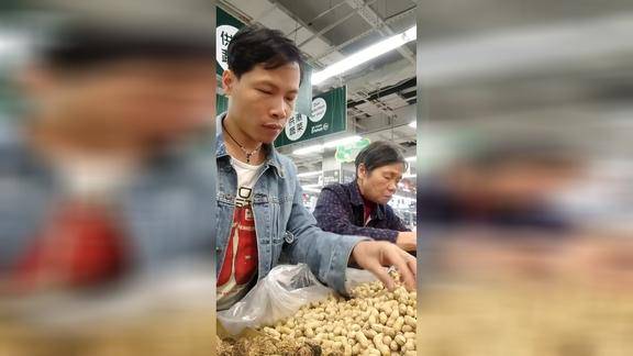 贤淑姐菜市场买花生跟选美一样比老大娘还仔细