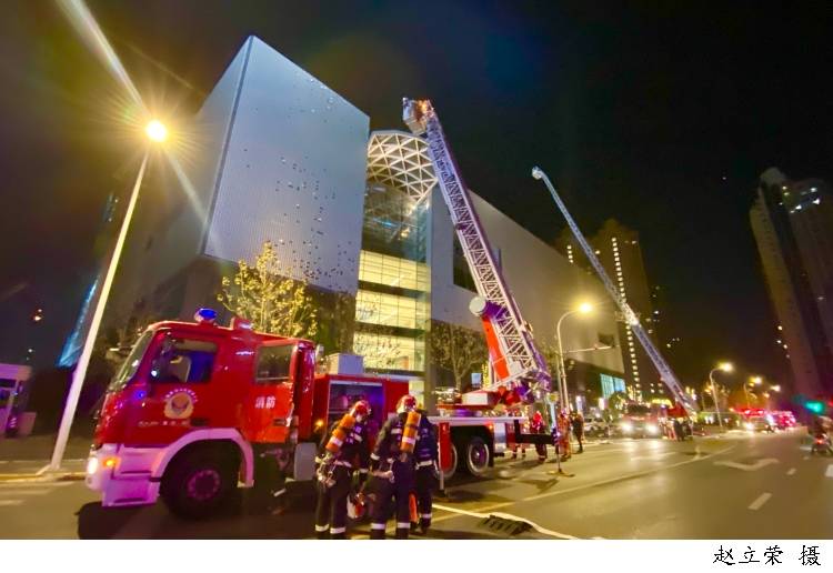 昨夜今晨,黄浦凯德晶萃开展大型商业综合体消防实战拉动演练,47辆消防