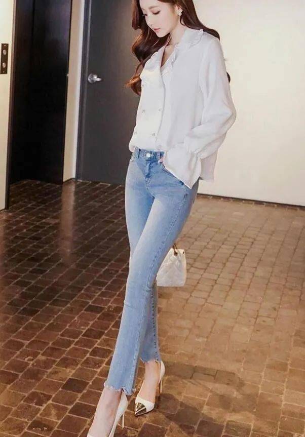 把你身材润饰的更加颀长,圆满的展现女人的斯文,还拉长了腿部线条而