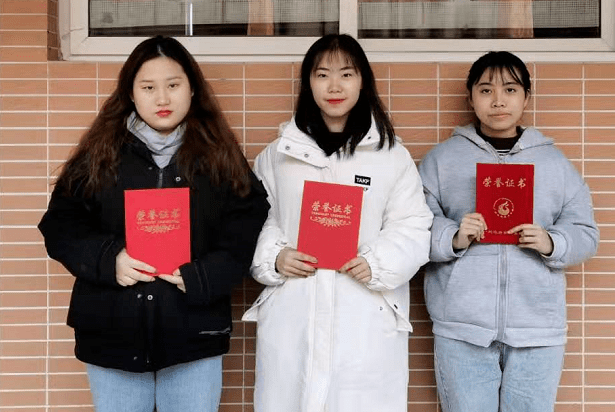 评语:页面整洁,字体端正,格式标准三等奖:林慧琪,张诗琪,梁幸燕