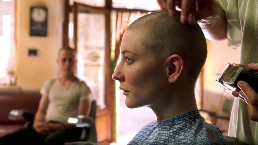 还有欢天喜地主动剃头的詹一美(《x战警》),娜塔莉波特曼(《v字仇杀队