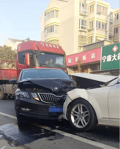 【小城大事】疑避让行人,宝应两轿车迎头相撞