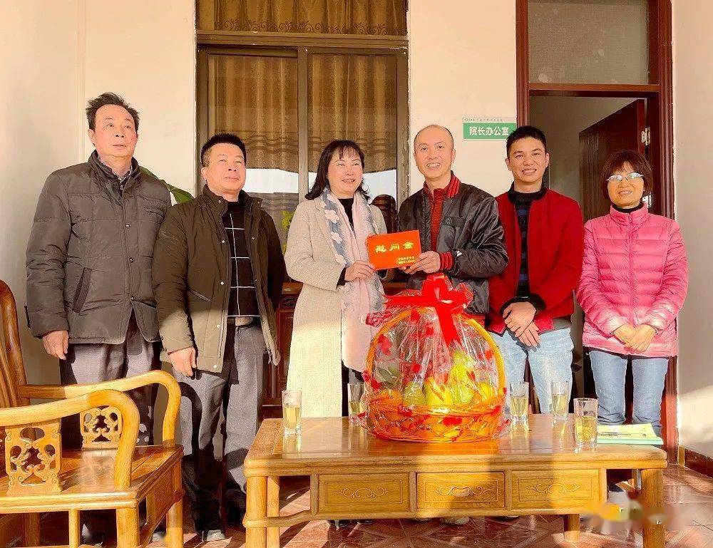 阳春市领导到合水中心卫生院进行慰问.