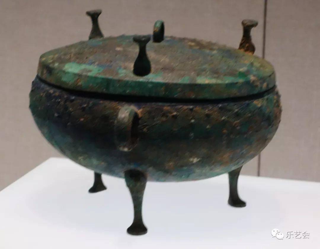 圉卣 攸簋 三角云雷纹高足豆:首博燕地青铜艺术精品展中篇_战国中期
