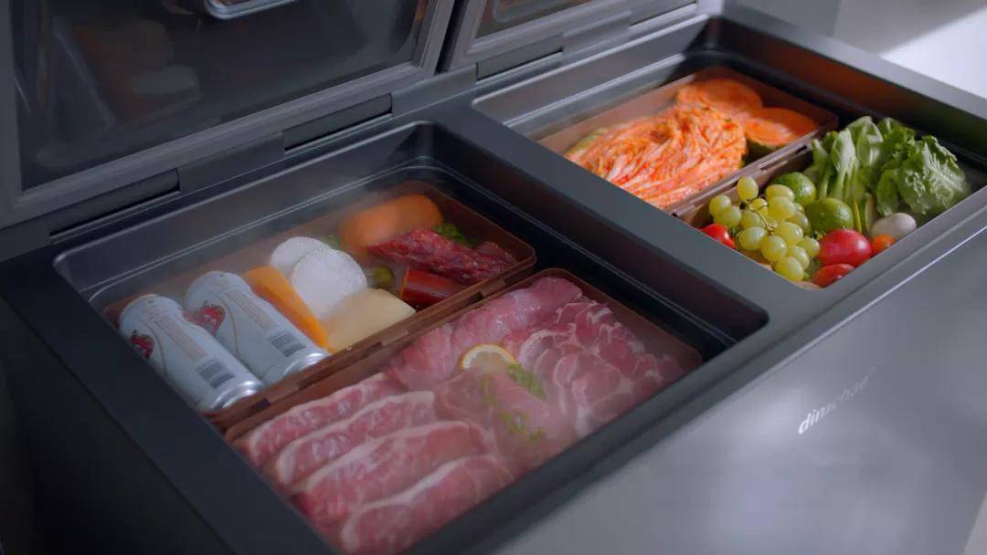 韩国内卷极为厉害,房价连年看涨,所以适合公寓楼房储存泡菜的泡菜冰箱