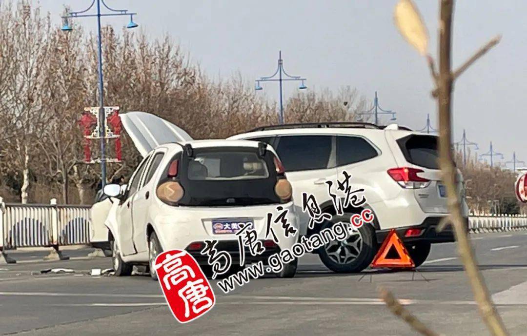 高唐发生交通事故,一车变了形,一车破了相!