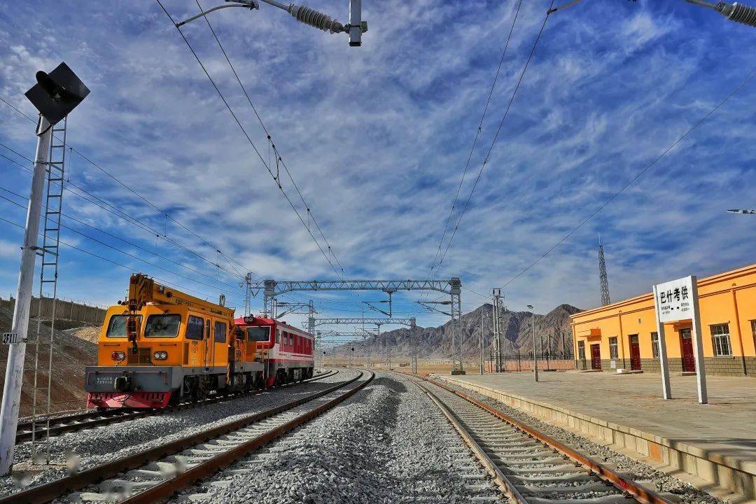 格库铁路"天梯"守护者_李长