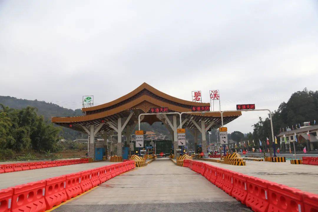 (墨临高速碧溪收费站 图源:"普洱发布"微信公众号)目前除已试通车的墨