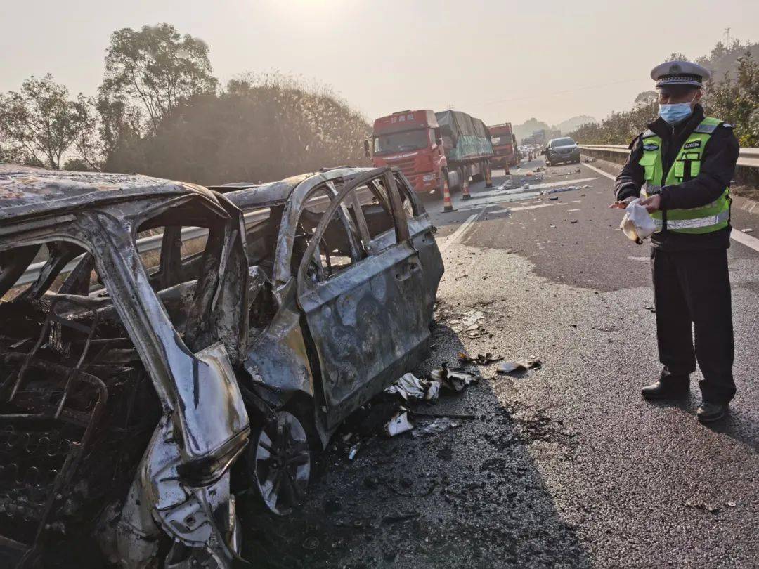 广西高速临桂五通同一路段接连发生追尾事故致1人死亡2车烧毁