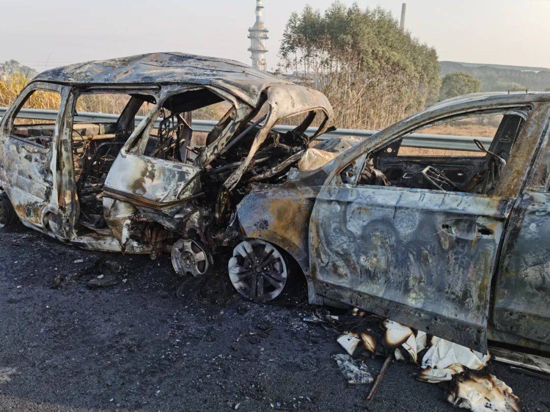 1人死亡2车烧毁包茂高速g65线临桂五通同一路段发生三起追尾事故