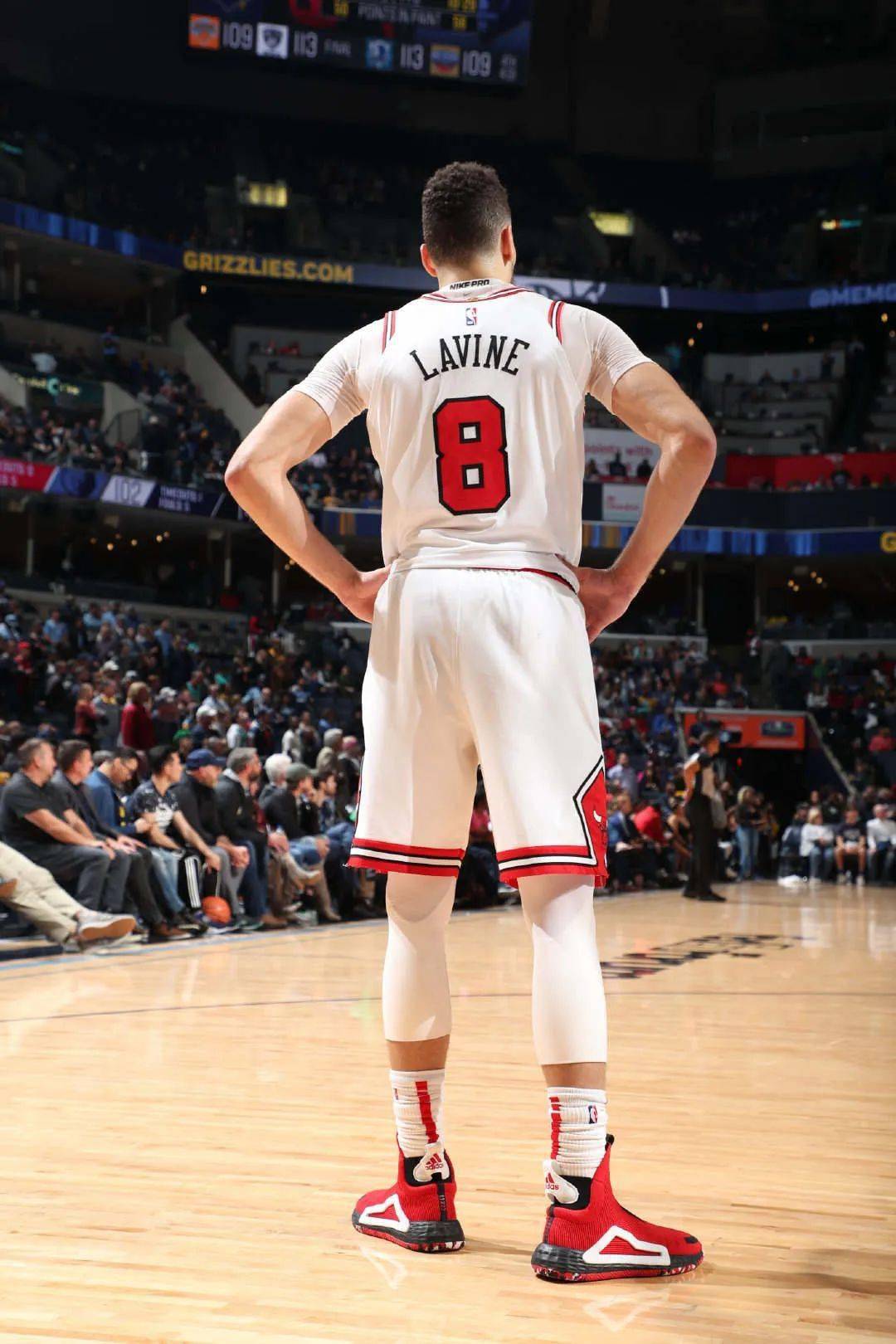 拉文穿了一双从未见过的球鞋这是阿迪全新的旗舰鞋款