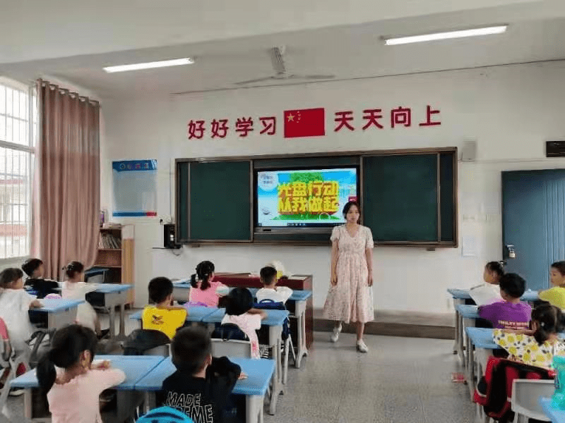 长沙 95后 女老师为每个学生 定制 手绘画像 这么有爱的期末评语你也想要吗 王依钿