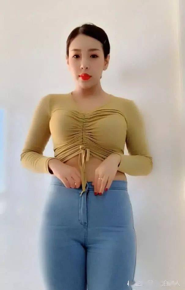 微胖美女穿牛仔裤t恤漏腰设计展示丰润身材魅力