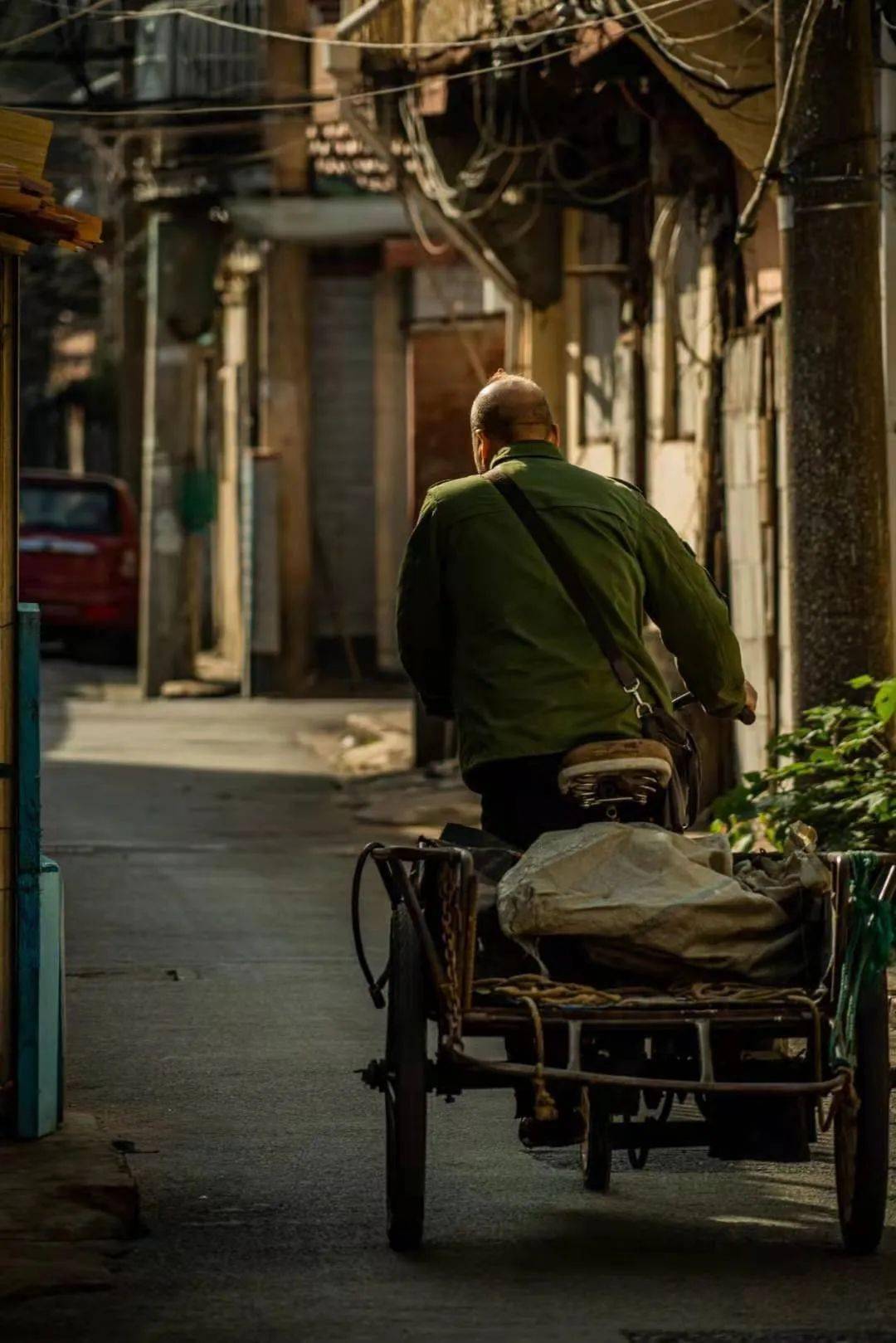 就跟隨我們的鏡頭,深入上海街頭,領略上海街景,感受人間煙火氣息,體會