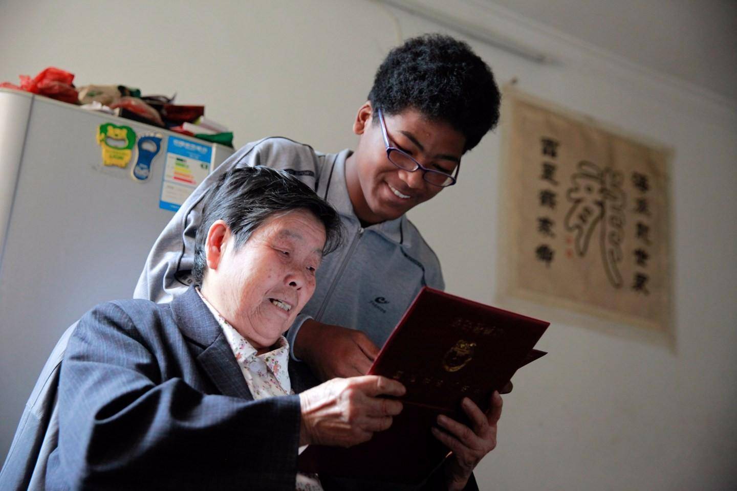 共同努力!现在领养孩子的人多吗"春意盎然"-第1张图片-李杰网