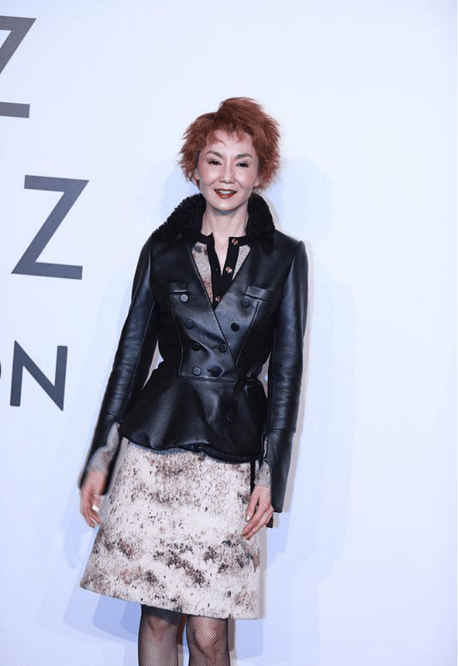 张曼玉身材太瘦了骨感曲线配皮夹克气质高冷造型越看越帅气