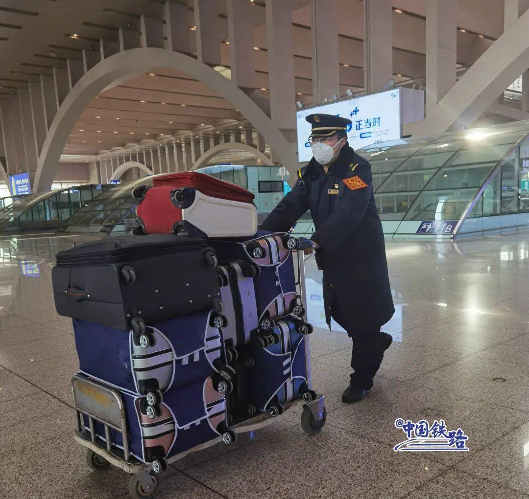 此等候的抵达石家庄站乘坐g1701次列车唐山驰援石家庄的63名医务人员