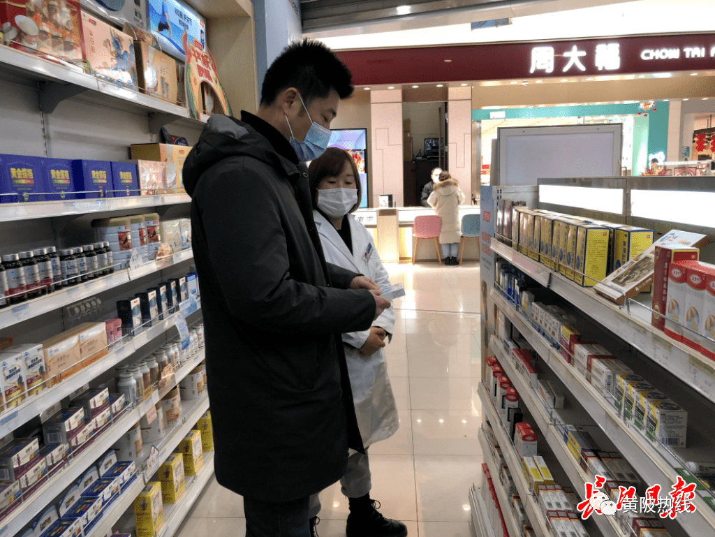 在武汉普安药房后湖店,店员指导消费者购药.记者黄琪 摄