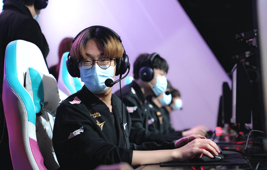 "otto"过于拉胯?打完一场直接被抬走,网友:快请4爷上来