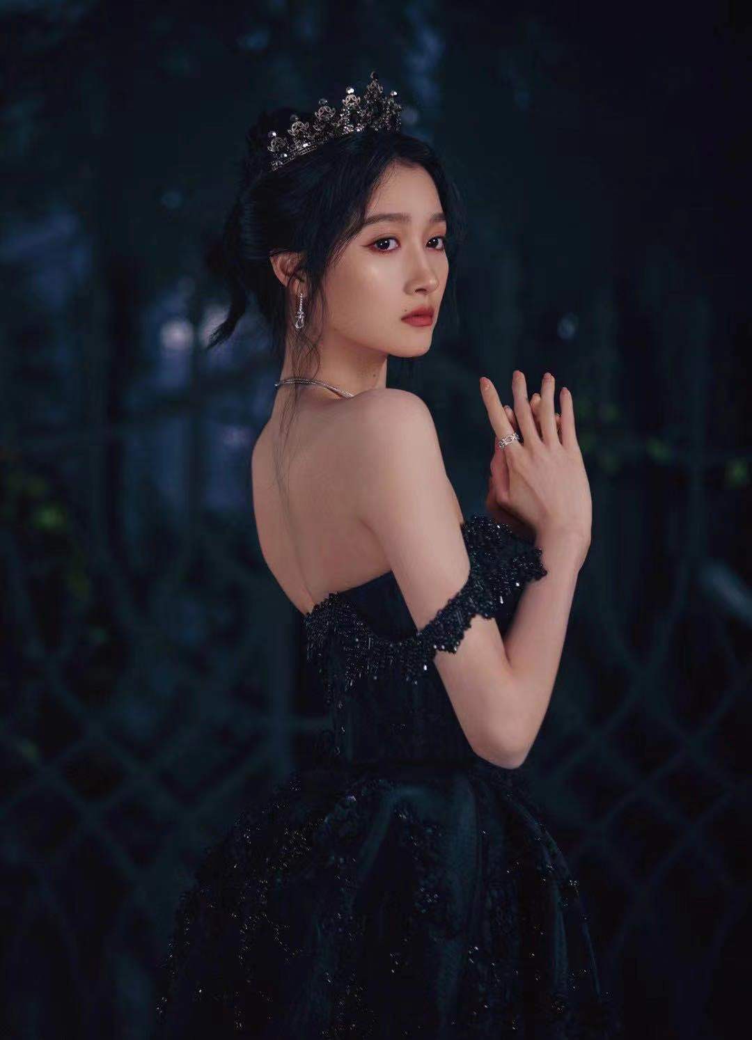 关晓彤古堡大片 女王范儿十足