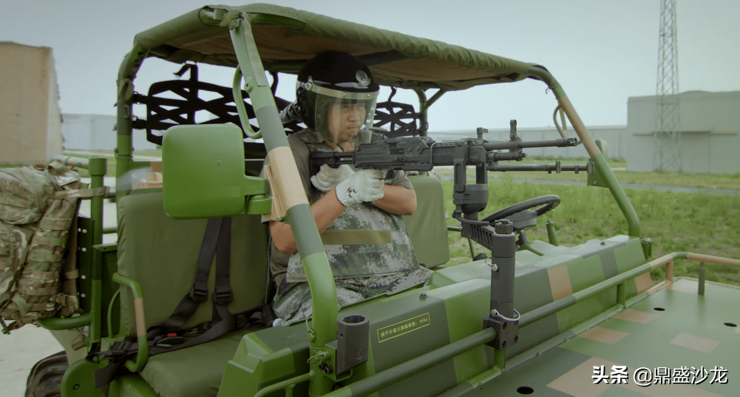 2018年航展宣传视频上出现的伞兵轻机枪,枪管更短第三个出现的型号是