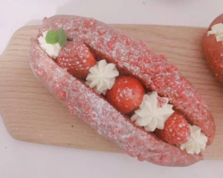 烘焙配方颜值超高治愈系草莓之恋红丝绒草莓面包