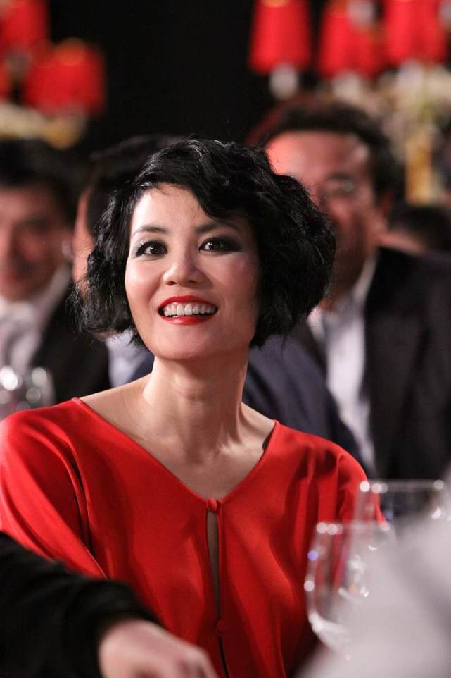 王菲的红装造型还挺惹眼的就是烟熏妆看着有点低俗