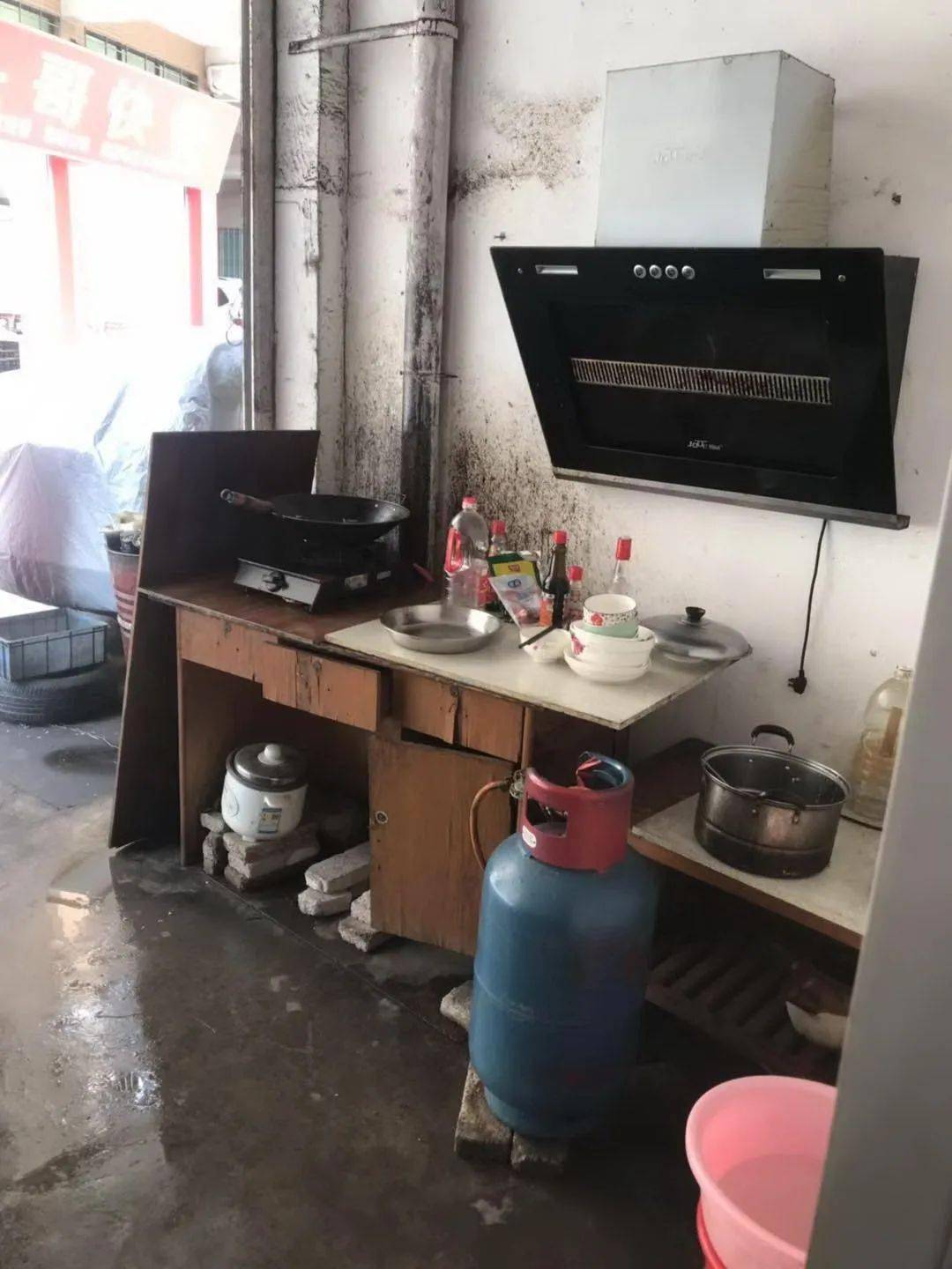 三小场所消防隐患多千万别住人