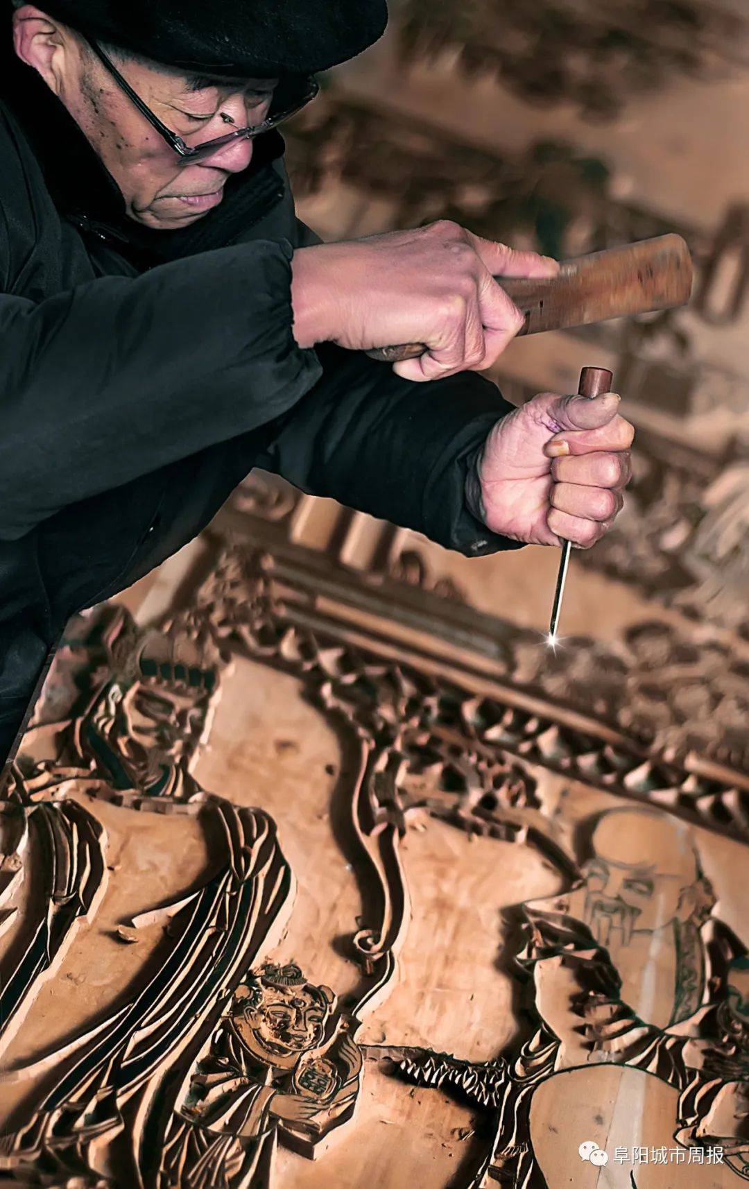 看手中刻刀上下翻飞原来是