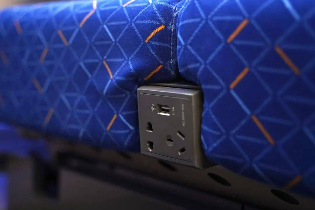 新配备usb电源插口,满足多种充电需要.