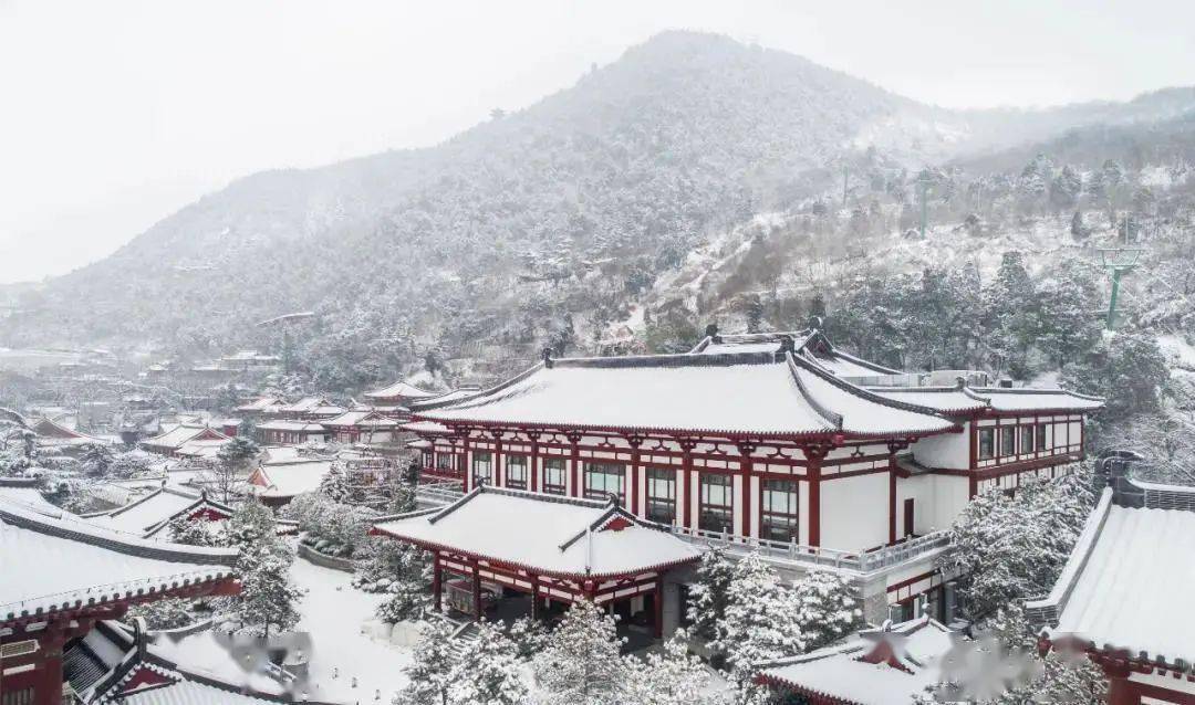 这里泡温泉温泉水晶莹,无色无味华清池有着亘古不变的温泉资源赏雪景