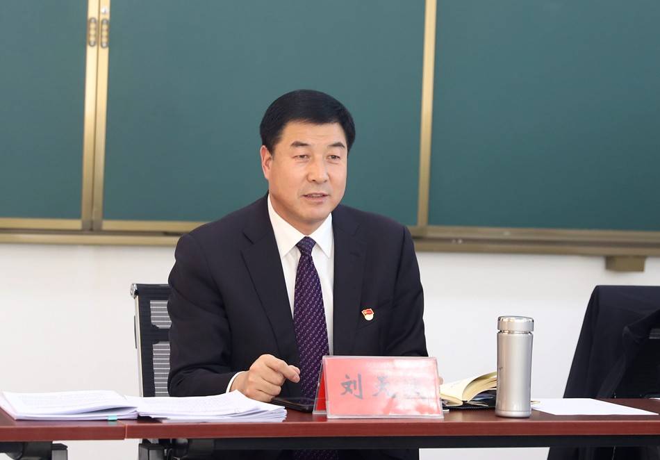 刘天波参加县委十五届九次全体会议分组讨论