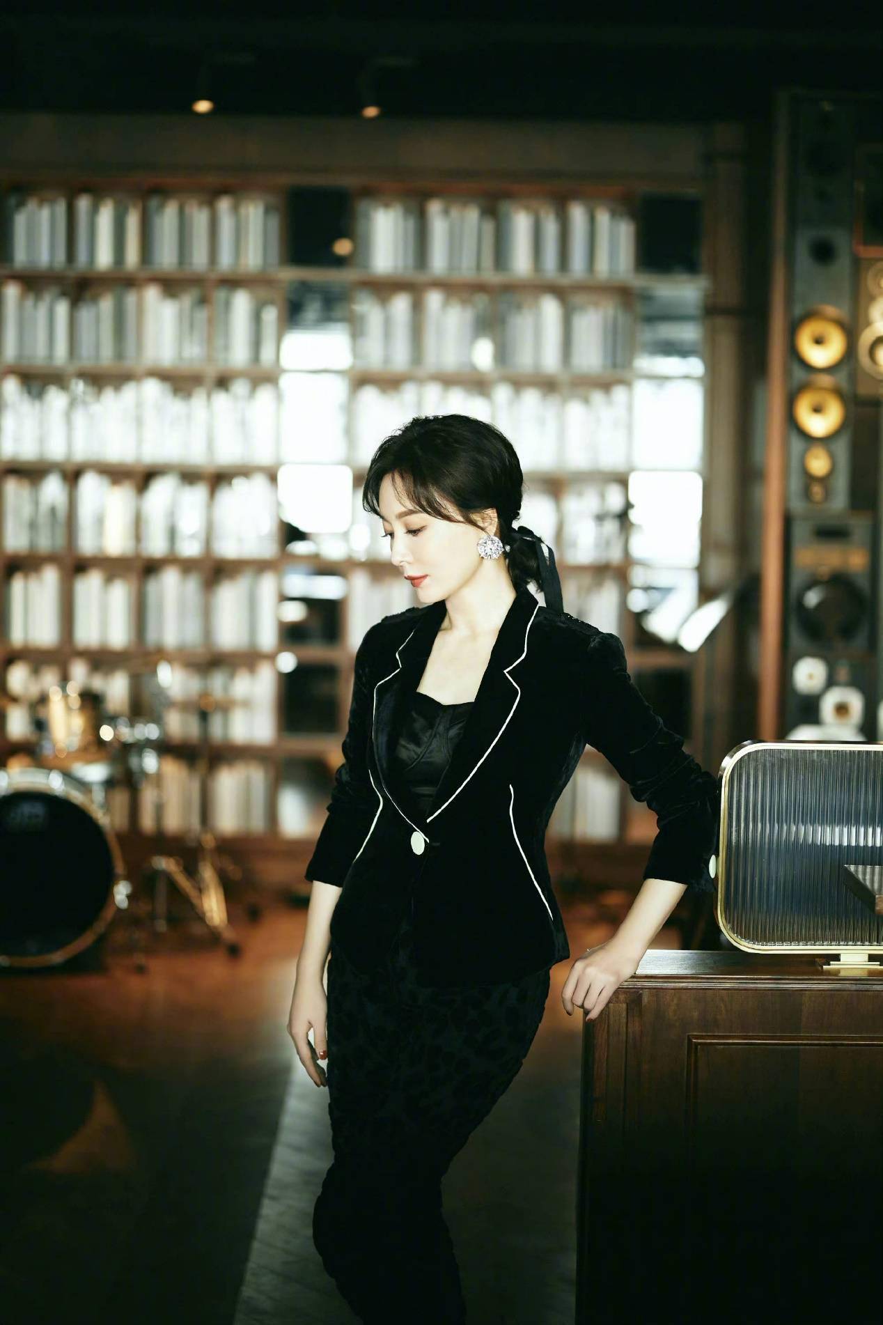 陈数很会制造贵气感,穿紧身裙搭丝绒外套秀身段,状态不像43岁