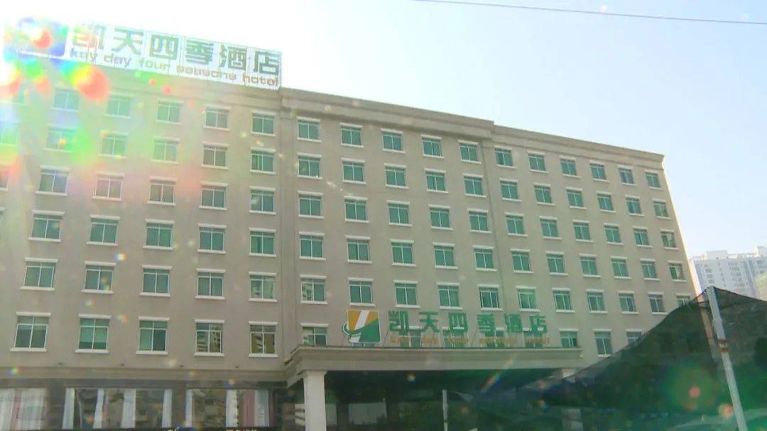 南宁隔离酒店有人往旁边小学丢空矿泉水瓶,里面有外币,家长们坐不住了