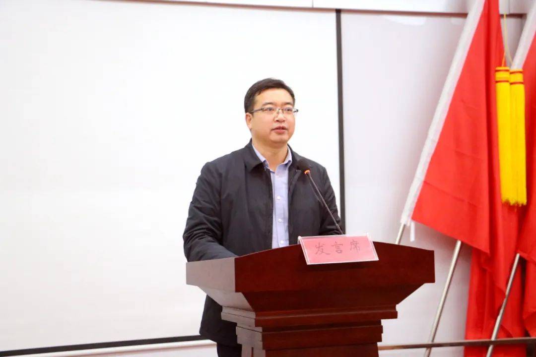 会议最后,台头镇党委书记贾立生同志对述职整体情况进行点评.