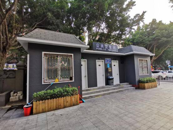 街坊说:"这个位置有一个公共卫生间,很方便,"街坊陈女士经常带着小