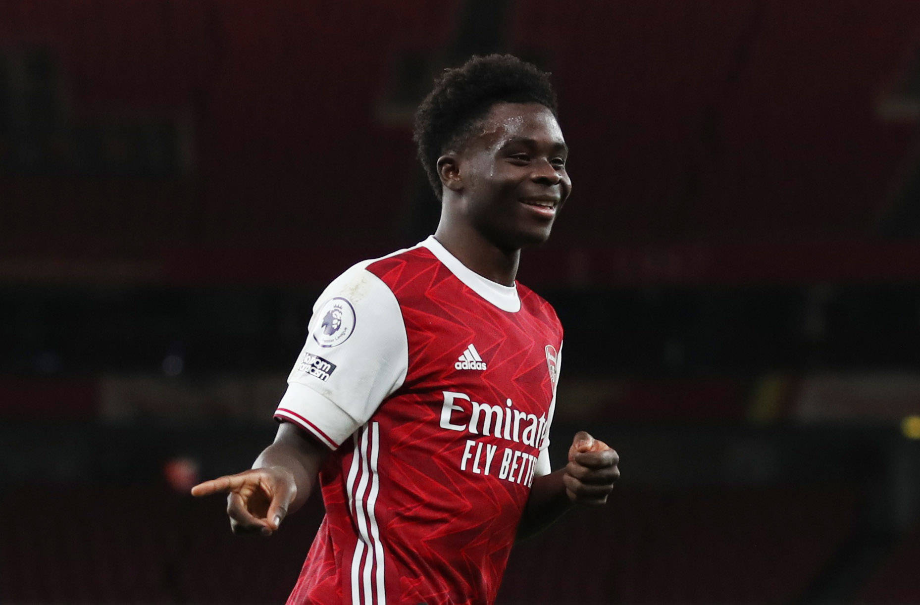 1月18日,阿森纳队球员萨卡在比赛中庆祝进球.