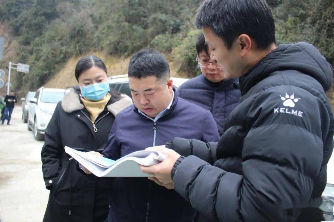 1月18日,县委副书记,县长袁迎凯到马溪乡调研疫情防控,雪凝天气防范